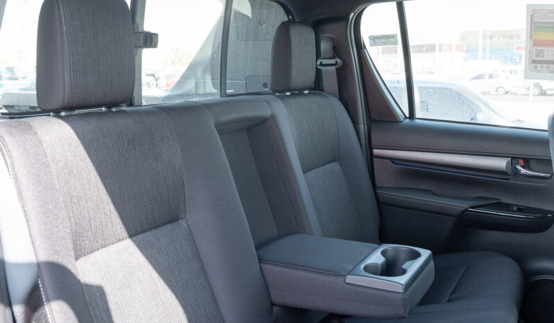 
2025 Toyota Hilux Adventure SR5 4.0L AT Petrol full									