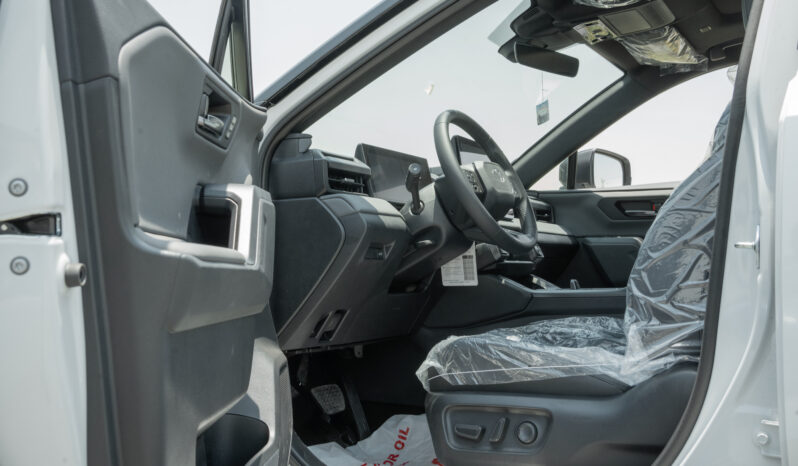 
								2026 Toyota Rav4 XSE 2.5L AT Hybrid (White-Black) full									