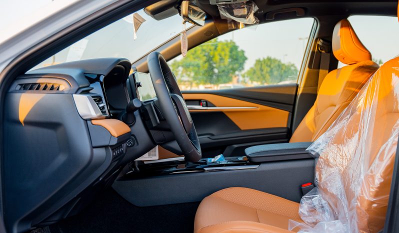 
2025 Toyota Camry Lumiere 2.5L HEV Full option (White) full									