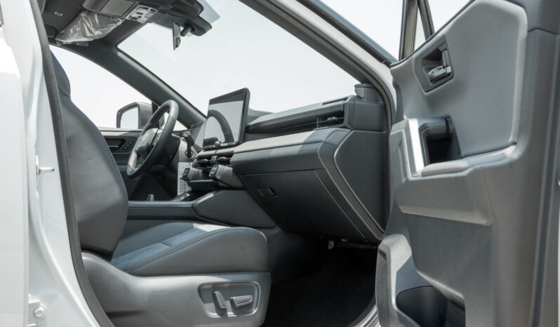 
								2026 Toyota Rav4 XSE 2.5L AT Hybrid (White-Black) full									