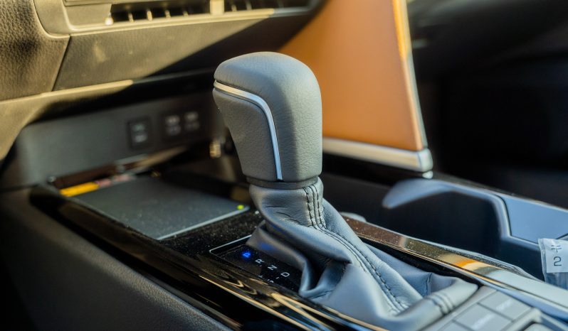 
2025 Toyota Camry Lumiere 2.5L HEV Full option (White) full									