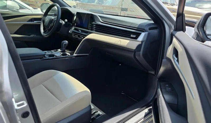 
2026 Toyota Camry LE 2.5L AT Hybrid (Silver) full									