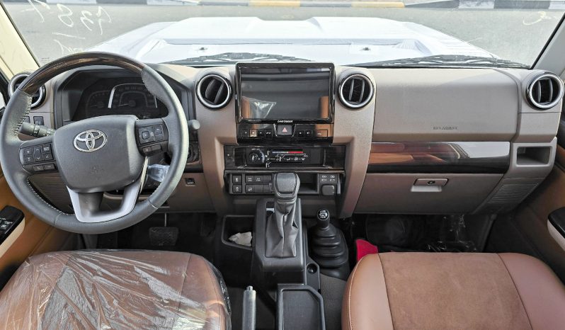 
2025 Toyota Land Cruiser LC 79 4.0L AT Petrol (White) full									