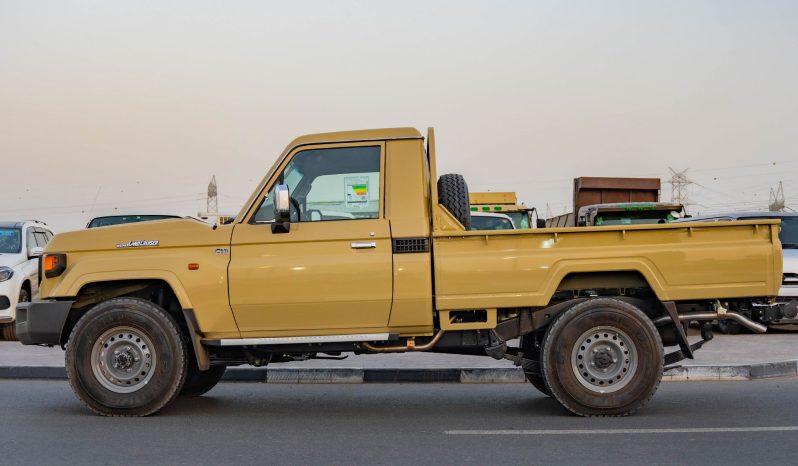 
2025 Toyota Land Cruiser LC 79 4.0L AT Petrol (Beige) Basic full									