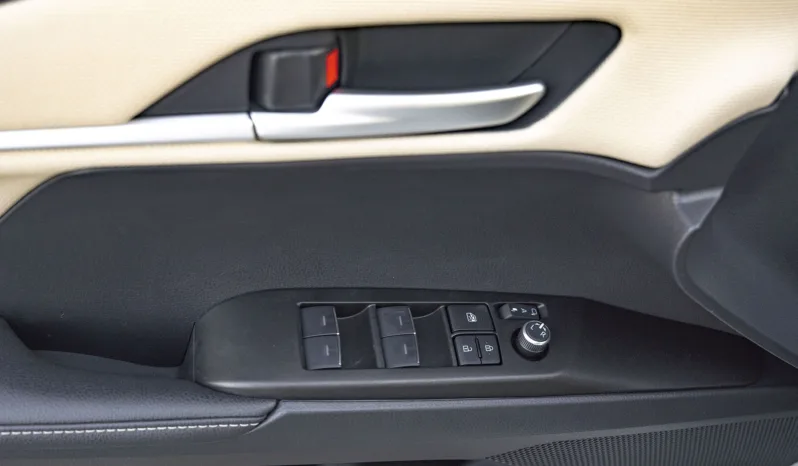 
2026 Toyota Camry LE 2.5L AT Hybrid (Silver) full									