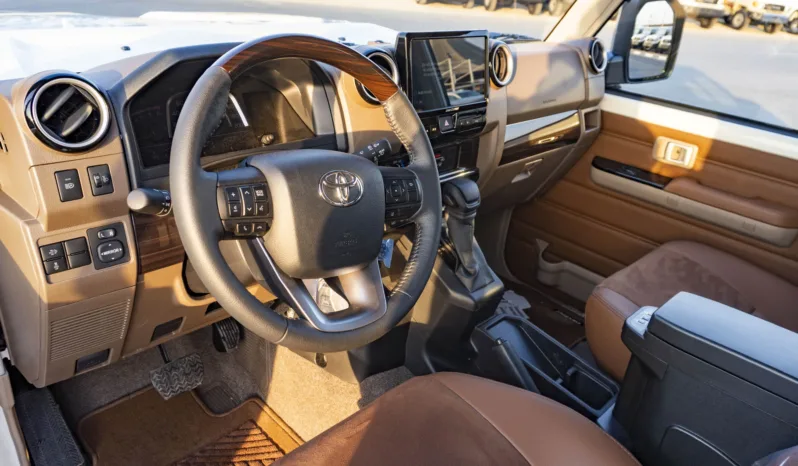 
2026 Toyota Land Cruiser LC 76 2.8L AT Diesel Full Option (White) full									