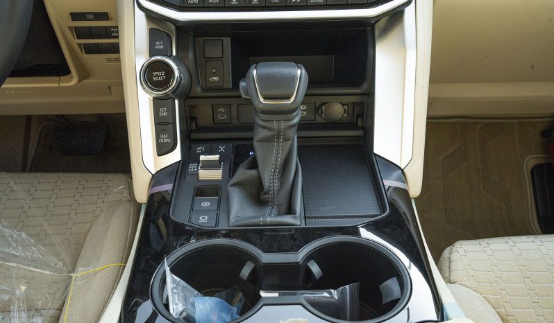 
2026 Toyota Land Cruiser GXR 4.0L AT Petrol (Black-Beige) full									