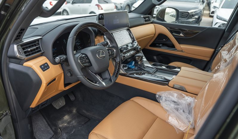 
Lexus LX600 Signature 7 seaters 3.5L petrol 2026 model – green full									