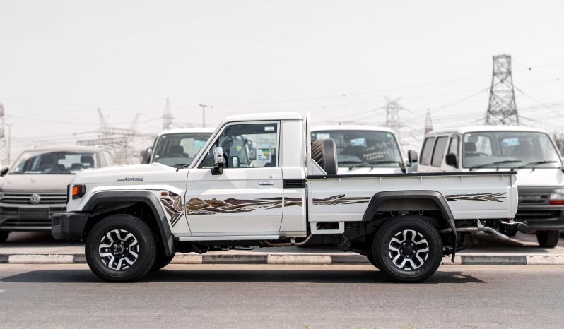 
2025 Toyota Land Cruiser LC 79 4.0L AT Petrol (White) full									