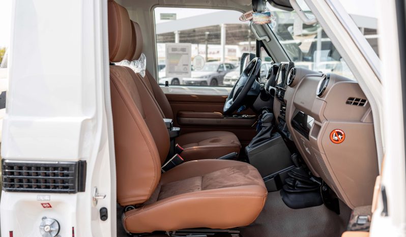 
2025 Toyota Land Cruiser LC 79 4.0L AT Petrol (White) full									