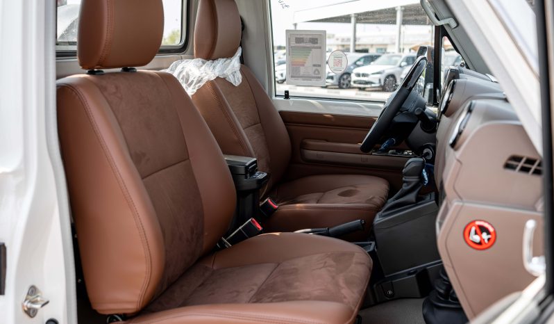 
2025 Toyota Land Cruiser LC 79 4.0L AT Petrol (White) full									