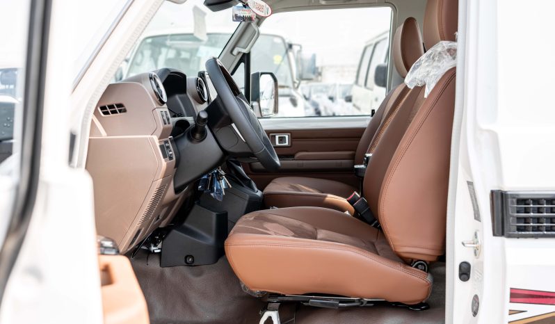 
2025 Toyota Land Cruiser LC 79 4.0L AT Petrol (White) full									