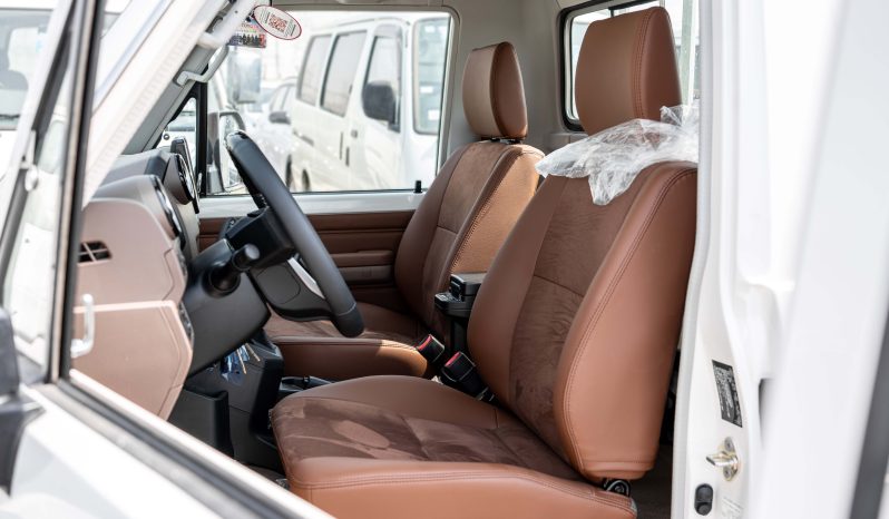 
2025 Toyota Land Cruiser LC 79 4.0L AT Petrol (White) full									