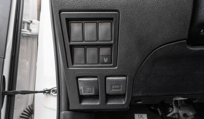 
2025 Toyota Hilux 2.7L AT Petrol (White) full									