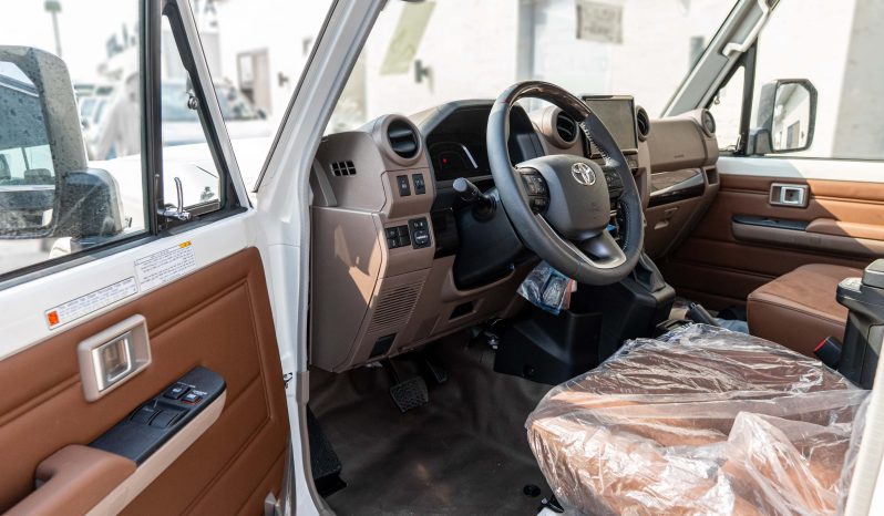 
								2025 Toyota Land Cruiser LC 79 2.8L AT Diesel (White-Brown) full									
