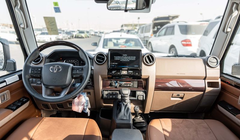 
2026 Toyota Land Cruiser LC 76 2.8L AT Diesel (Black-Brown) full									