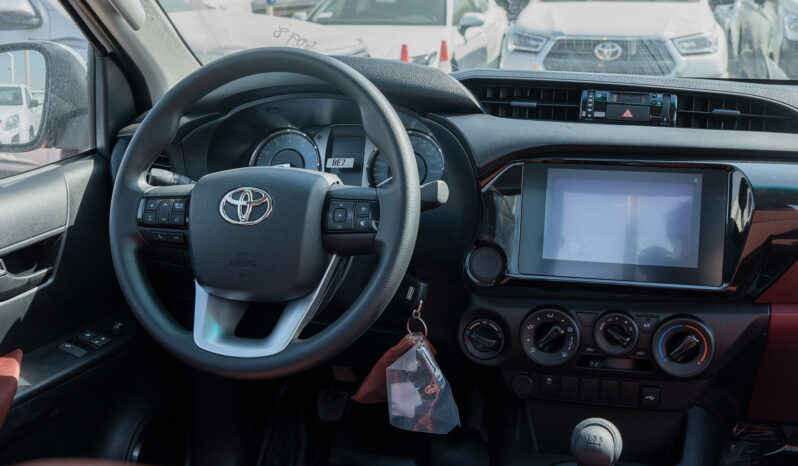 
2025 Toyota Hilux 2.7L SC MT Petrol 4WD 2Door full									