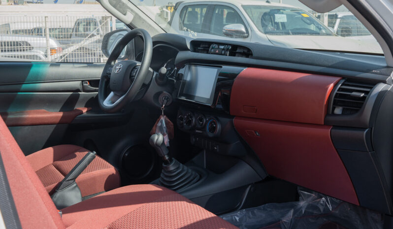 
2025 Toyota Hilux 2.7L SC MT Petrol 4WD 2Door full									