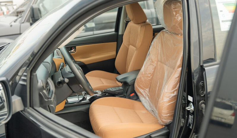 
								2026 Toyota Fortuner GX 2.7L AT Petrol 4WD (Black-Tan) full									