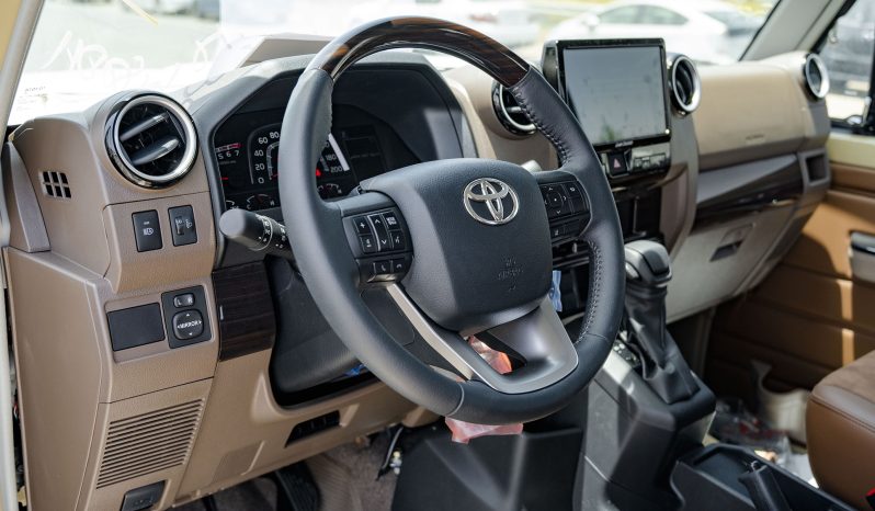 
								2026 Toyota Land Cruiser LC 71 4.0L AT Petrol (Beige) full									