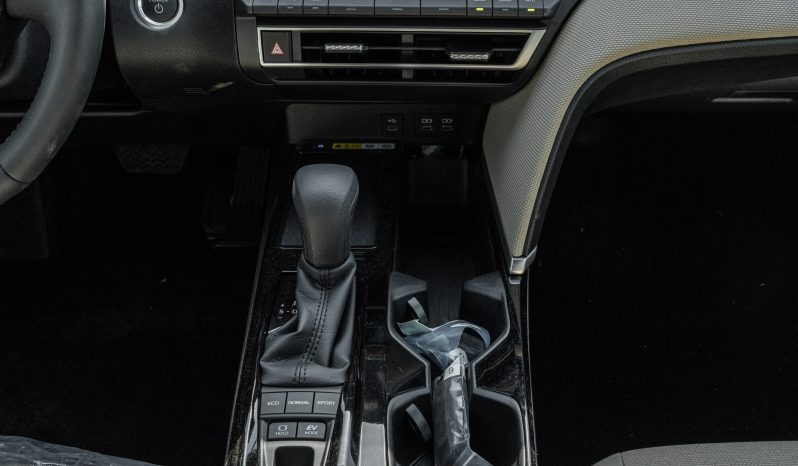 
2026 Toyota Camry E-plus 2.5L Hybrid (Black-Beige) full									
