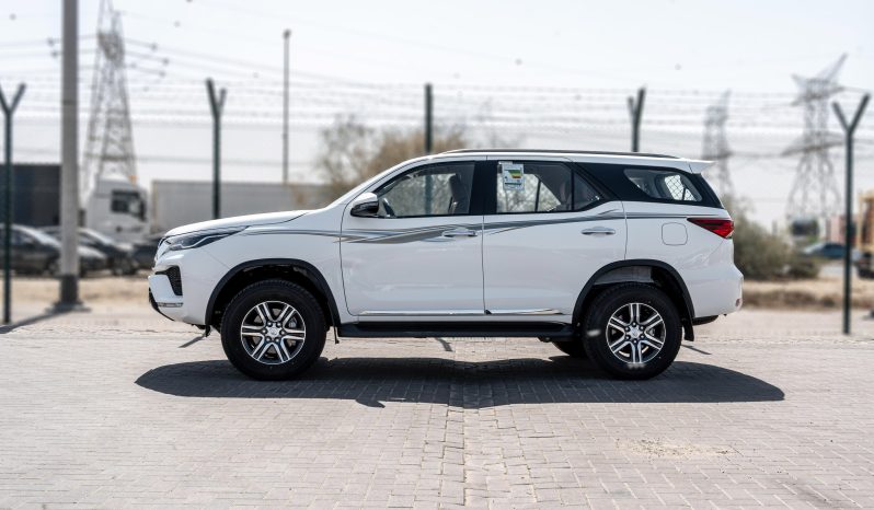 
2026 Toyota Fortuner 4.0L AT Petrol (White-Tan) (Qatar Spec) full									
