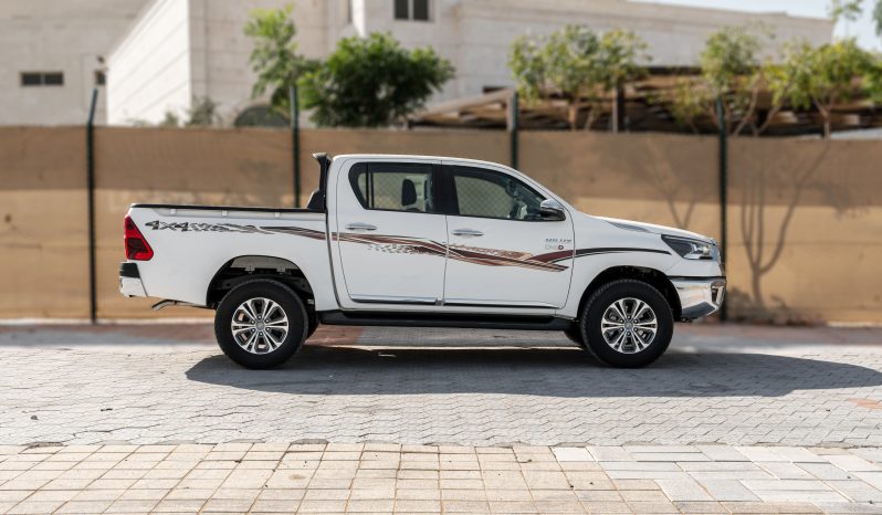 
2026 Toyota Hilux SGLX 2.8L AT Diesel (White-Red) full									