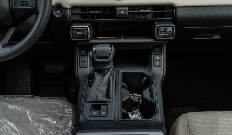 
								2026 Toyota Rav4 XLE 4×4 2.0L AT Petrol AWD (White-Beige) full									