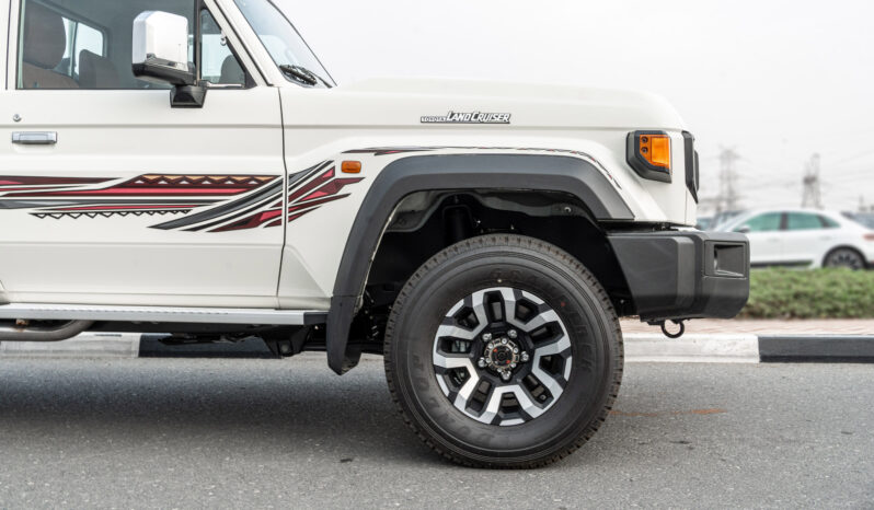 
								2026 Toyota Land Cruiser LC79 4.0L AT Petrol Full Option (White) full									