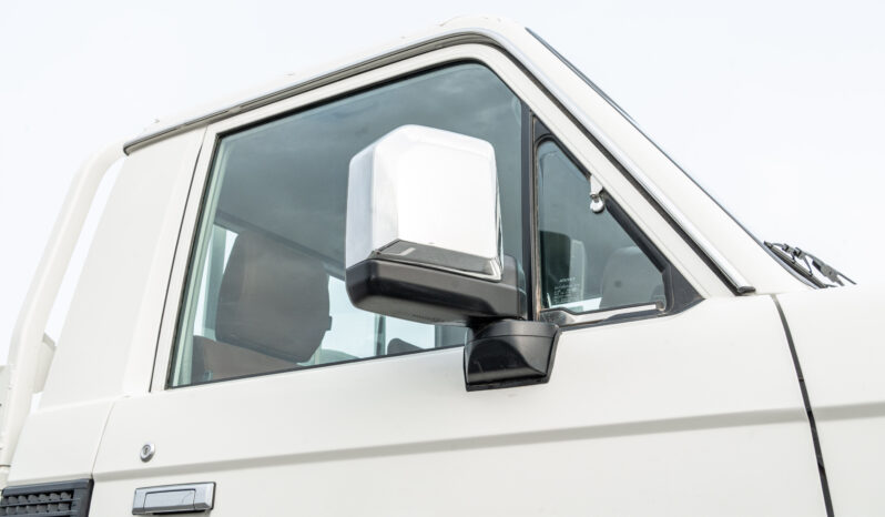 
								2026 Toyota Land Cruiser LC79 4.0L AT Petrol Full Option (White) full									
