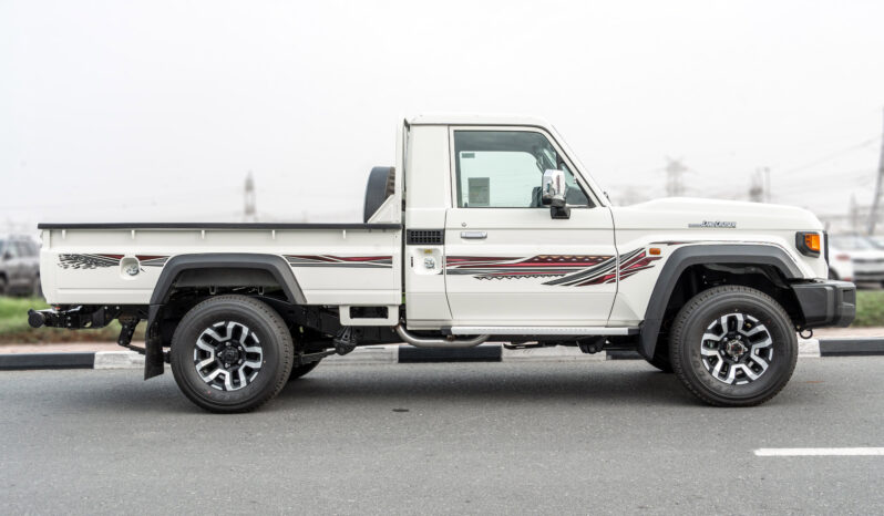 
								2026 Toyota Land Cruiser LC79 4.0L AT Petrol Full Option (White) full									