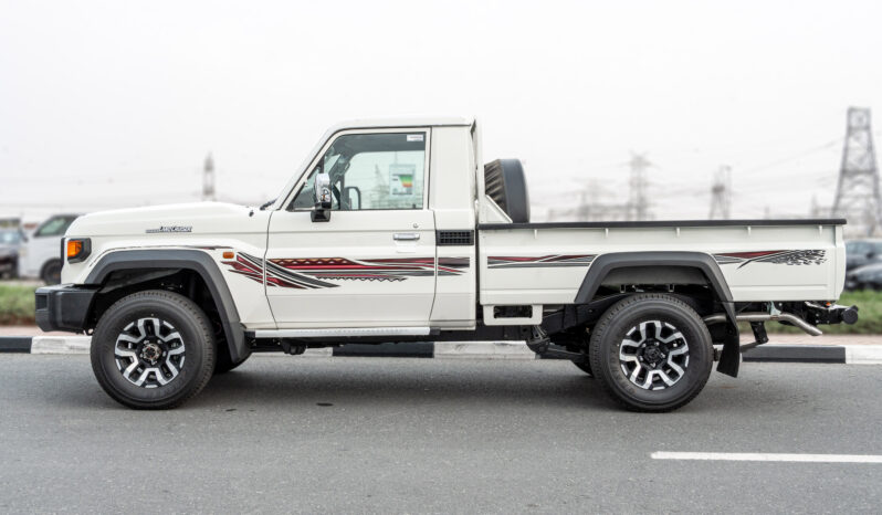 
								2026 Toyota Land Cruiser LC79 4.0L AT Petrol Full Option (White) full									