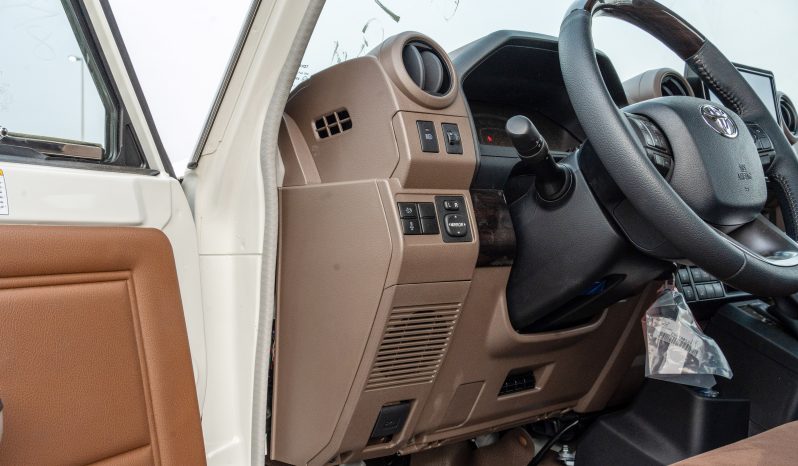 
2026 Toyota LC79 2.8L AT Diesel Full Option (White-Brown) full									