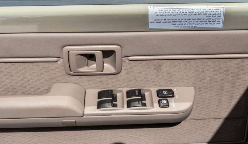 
								2026 Toyota Land Cruiser LC76 4.0L AT Petrol (Mid Option) Beige full									