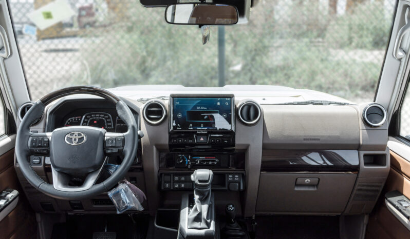 
								2026 Toyota Land Cruiser LC76 2.8L AT Diesel (White) Omani full									