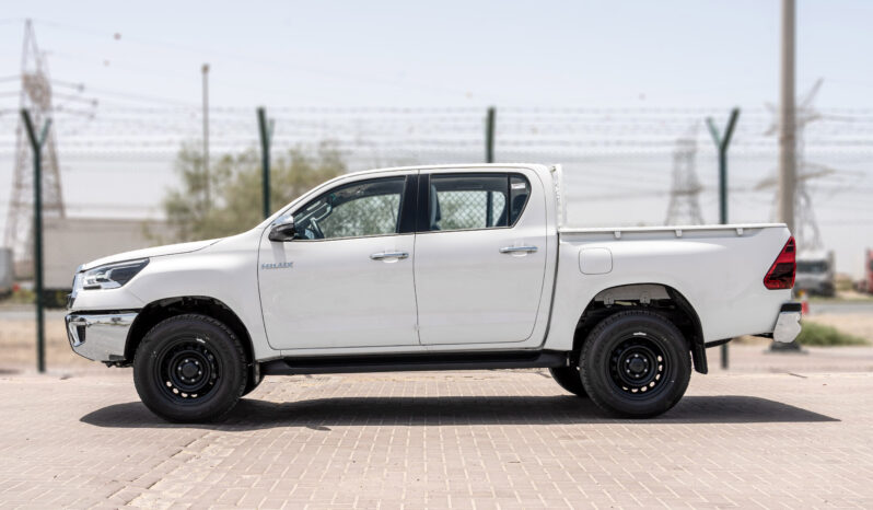 
								2026 Toyota Hilux 2.4L MT Diesel DC (White-Black) full									