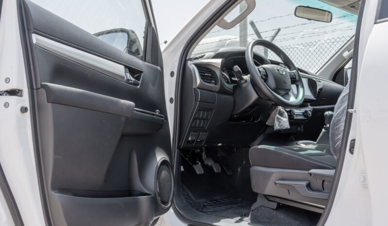 
								2026 Toyota Hilux 2.4L MT Diesel DC (White-Black) full									