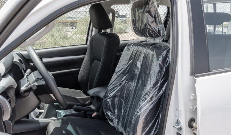 
								2026 Toyota Hilux 2.4L MT Diesel DC (White-Black) full									