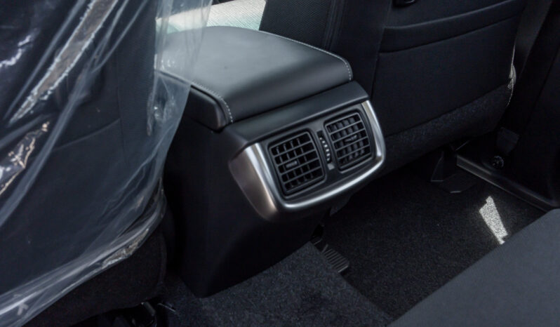 
								2026 Toyota Hilux 2.4L MT Diesel DC (White-Black) full									