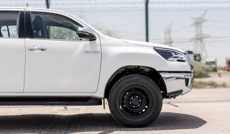
								2026 Toyota Hilux 2.4L MT Diesel DC (White-Black) full									