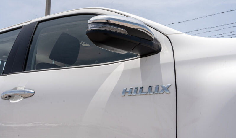 
								2026 Toyota Hilux 2.4L MT Diesel DC (White-Black) full									