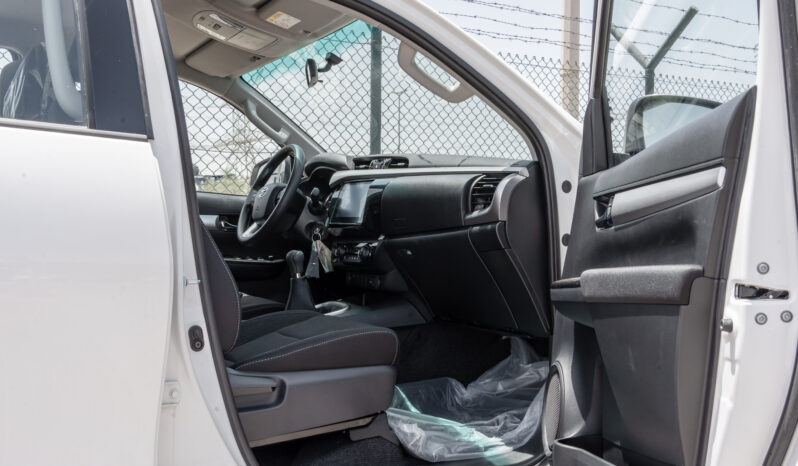 
								2026 Toyota Hilux 2.4L MT Diesel DC (White-Black) full									
