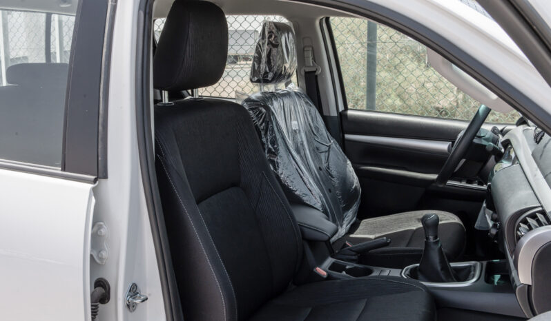 
								2026 Toyota Hilux 2.4L MT Diesel DC (White-Black) full									