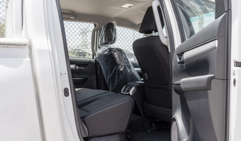 
								2026 Toyota Hilux 2.4L MT Diesel DC (White-Black) full									