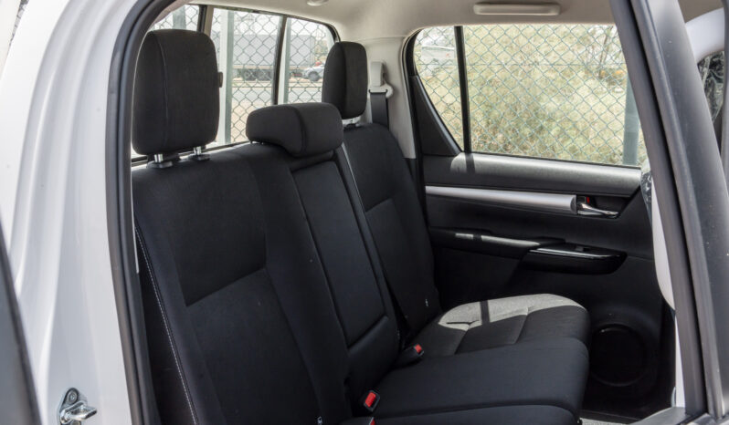 
								2026 Toyota Hilux 2.4L MT Diesel DC (White-Black) full									