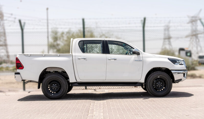
								2026 Toyota Hilux 2.4L MT Diesel DC (White-Black) full									