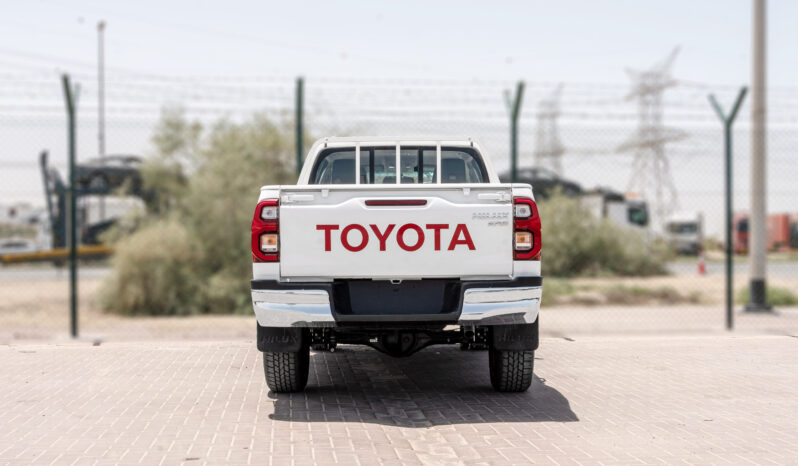 
								2026 Toyota Hilux 2.4L MT Diesel DC (White-Black) full									