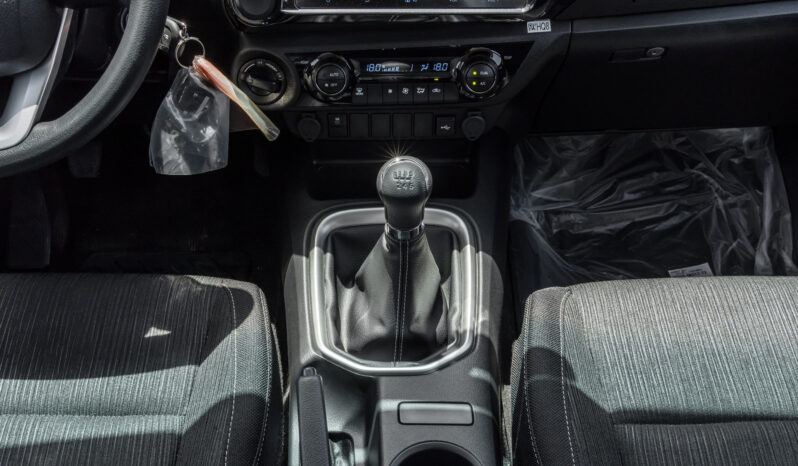 
								2026 Toyota Hilux 2.4L MT Diesel DC (White-Black) full									