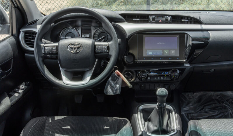 
								2026 Toyota Hilux 2.4L MT Diesel DC (White-Black) full									