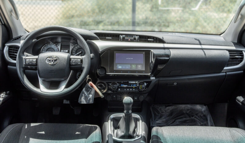 
								2026 Toyota Hilux 2.4L MT Diesel DC (White-Black) full									
